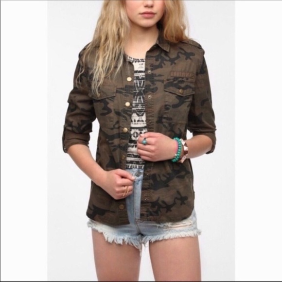 Staring At Stars Camo Snap Front Shirt - Picture 3 of 7